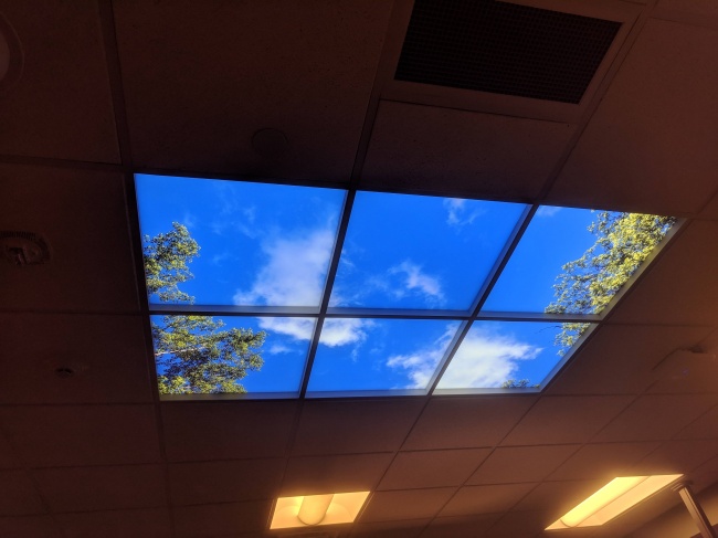 Trần nhà một phòng phẫu thuật có hình bầu trời giả - giúp người bệnh thư giãn khi nằm trên bàn mổ