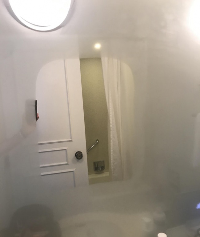 Tấm gương có một bộ phận làm nóng không lo bị đọng hơi nước khi bạn tắm 