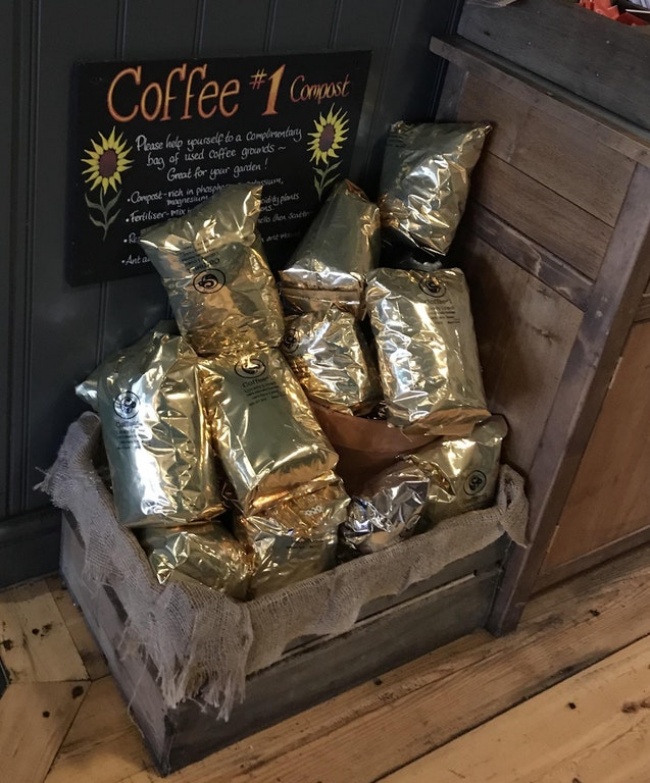 Cửa hàng bán cà phê phát phân bón miễn phí cho mọi người làm từ bã cà phê 
