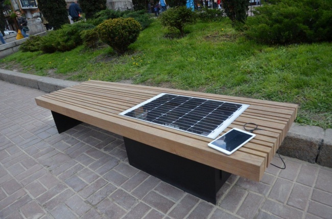Ghế ngồi nơi công cộng có tấm pn năng lượng mặt trời để người qua đường có thể sạc điện thoại, máy tính bảng, máy tính,... miễn phí