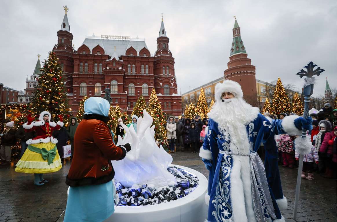 Moscow, Nga: Ông già Tuyết trong bộ đồ màu xanh (theo quan niệm của người Nga) tại Quảng trường Đỏ