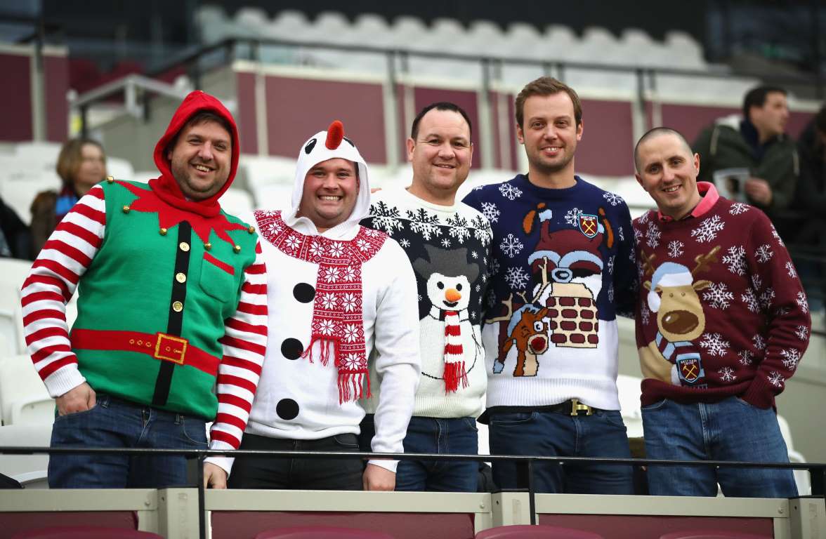Các cổ động viên hòa nhập vào không khí Giáng sinh bên trong sân vận động trước trận đấu Premier League giữa West Ham United và Newcastle United 