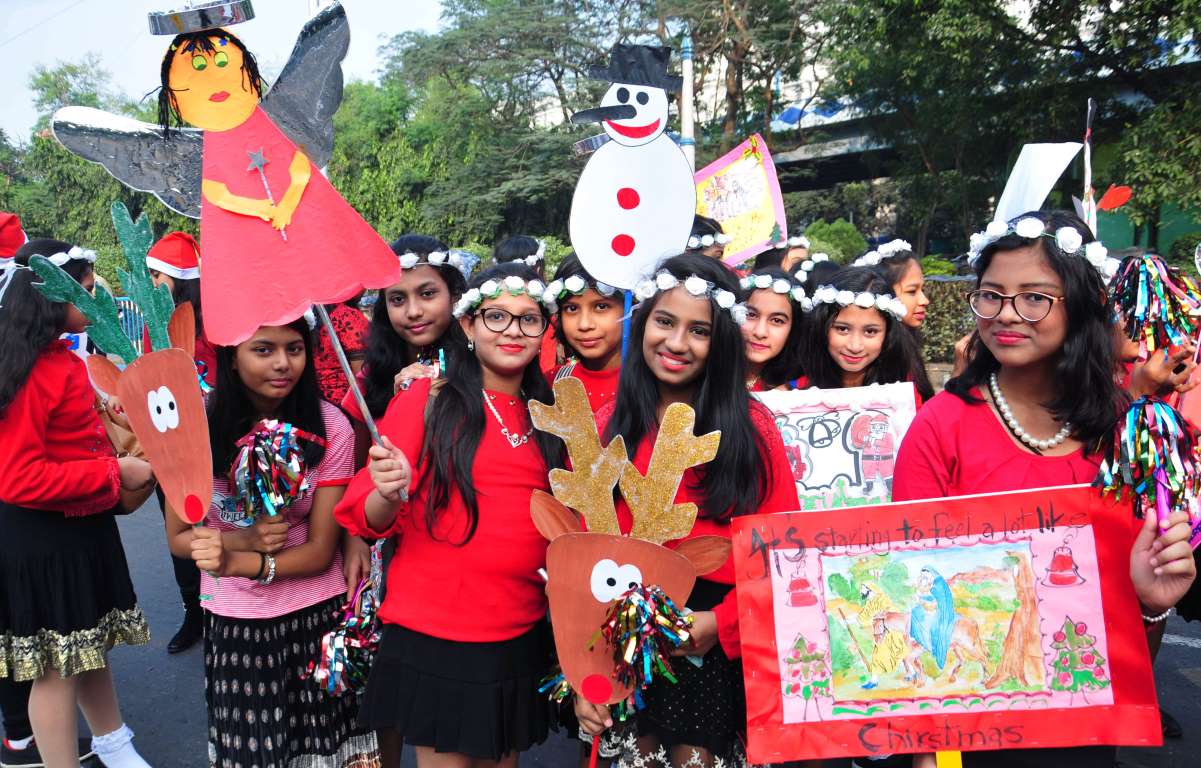 Kolkata, Ấn Độ: Các sinh viên tham gia một buổi meeting dịp Giáng sinh