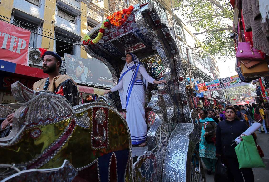 Jammu, Ấn Độ: Một người phụ nữ trong trang phục Đức Mẹ Maria trên một chiếc xe diễu hành