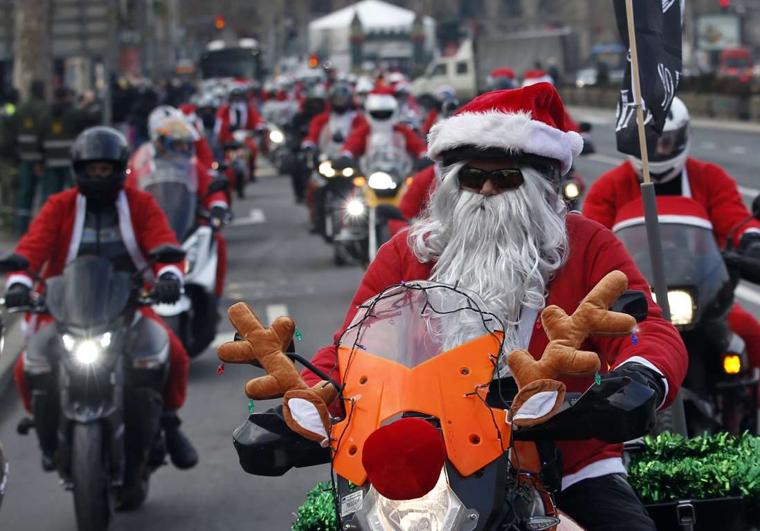 Belgrade, Serbia: Các Ông già Noel đi xe motor đến phát quà cho trẻ em ở bệnh viện