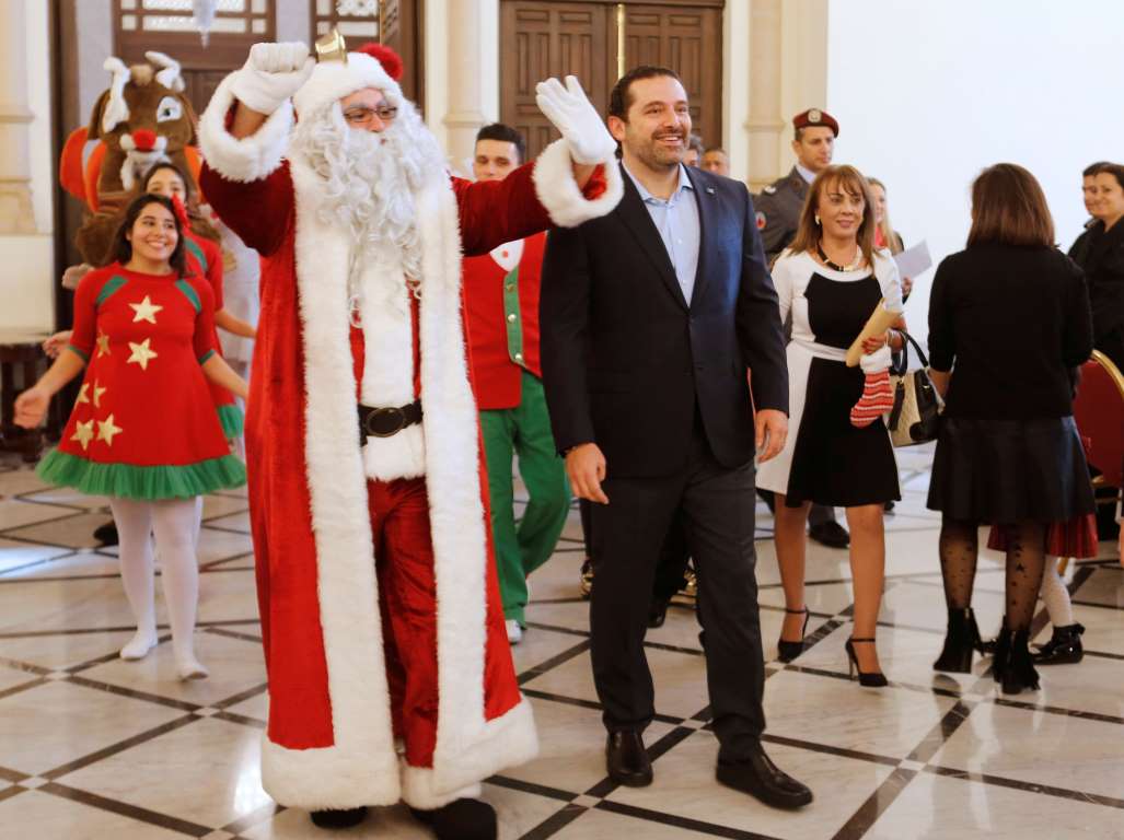 Beirut, Liban: Thủ tướng Lebanon Saad Harir bên cạnh một người đàn ông trong bộ đồ Ông già Noel