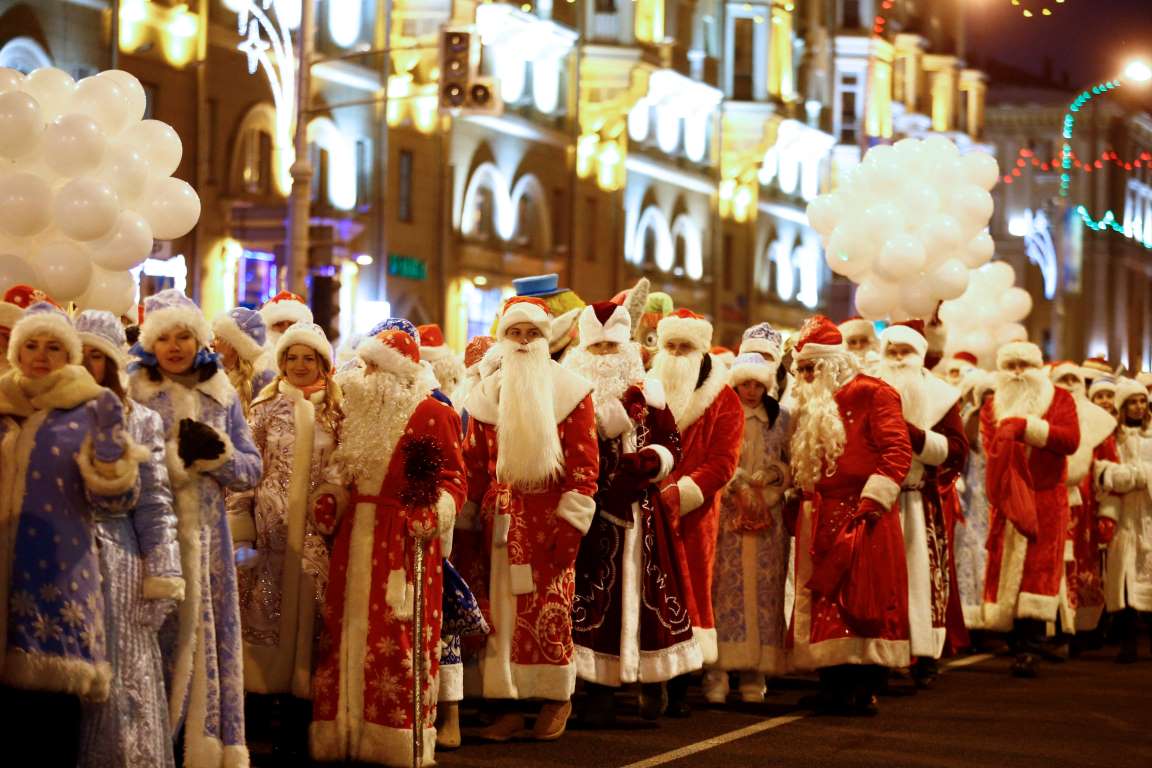 Minsk, Belarus: Mọi người trong trang phục Ông già Noel và Công chúa Tuyết