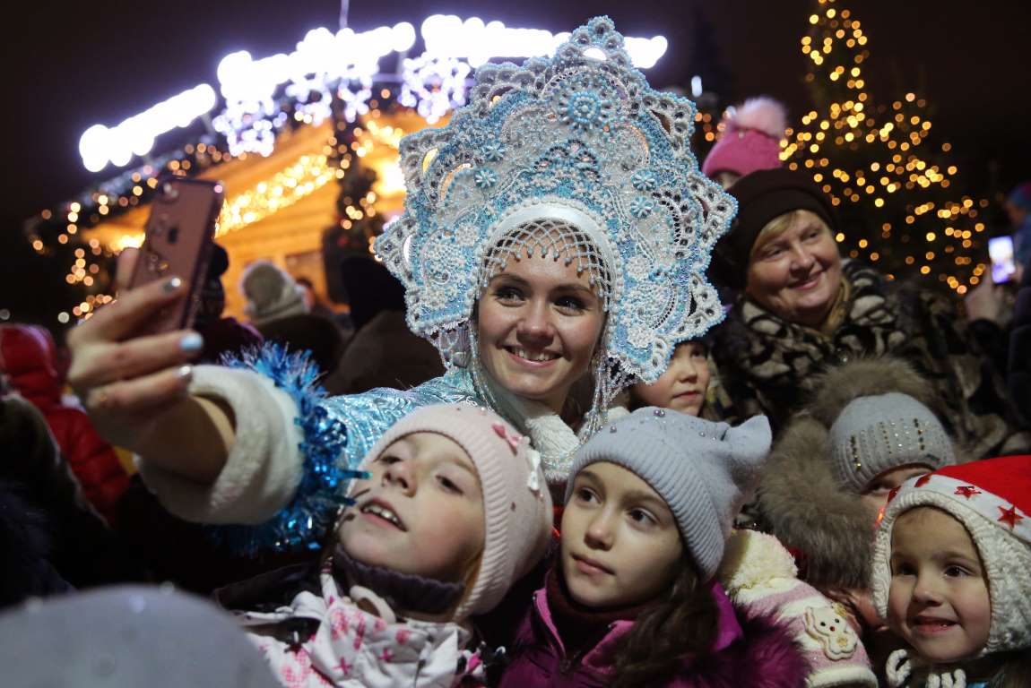 Ryazan, Nga: Người phụ nữ trong trang phục 'Công chúa tuyết' chụp hình cùng những đứa trẻ trong buổi diễu hành