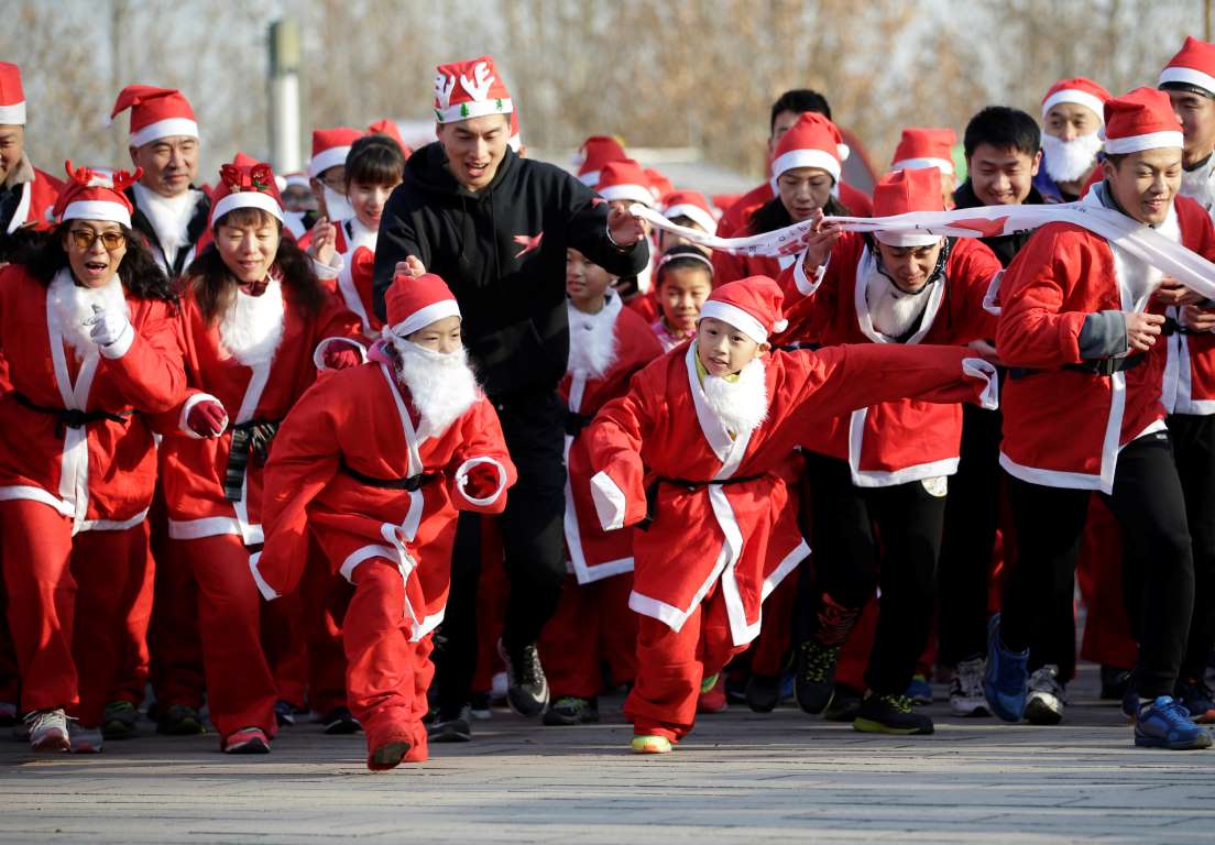 Bắc Kinh, Trung Quốc: Mọi người mặc trang phục Ông già Noel cùng tham gia hoạt động thi chạy