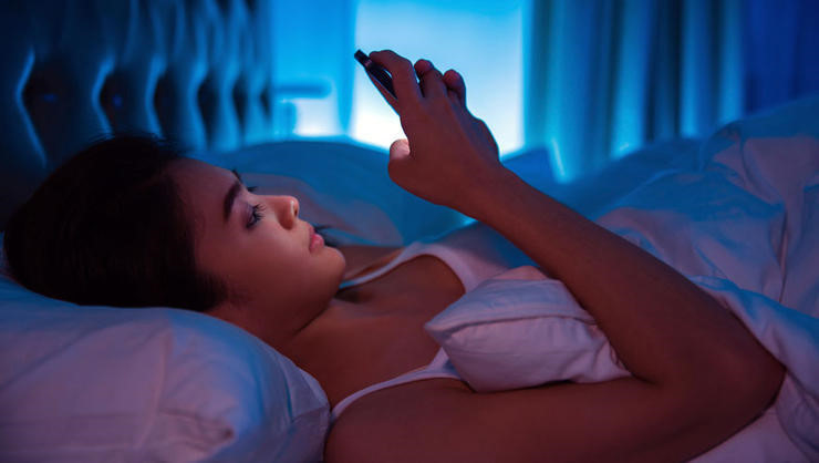 Không xem TV, lướt web trên máy tính/di động trước giờ đi ngủ vì tiếp xúc liên tục với ánh sáng màn hình trước giờ đi ngủ sẽ khiến bạn khó ngủ hơn