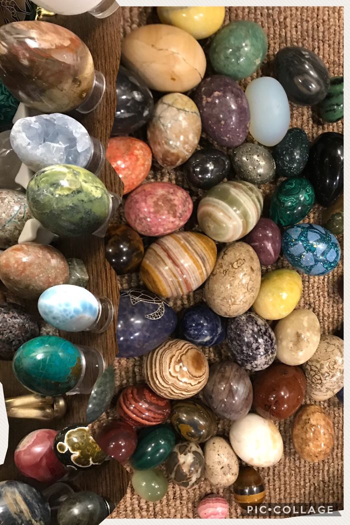 Bộ sưu tập những quả trứng bằng đá cuội đủ màu sắc