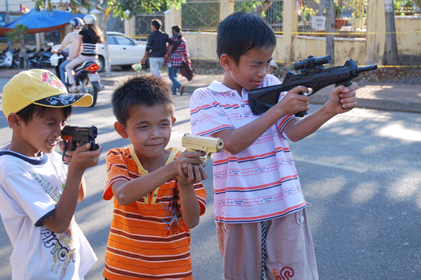 Bản thân các loại vũ khí đồ chơi có thể kích thích tính bạo lực ở trẻ