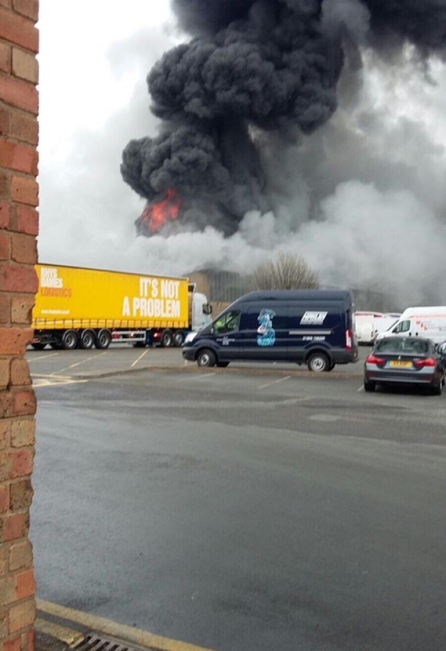 Một chiếc xe tải lạc quan với dòng chữ 'Không thành vấn đề' ngay cạnh một vụ cháy