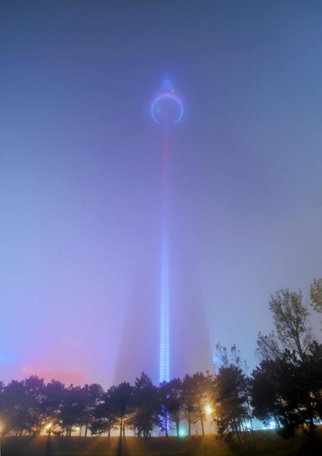 Một tòa tháp trong màn sương mờ