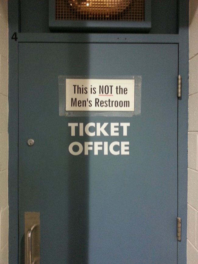 Mảnh giấy thông báo ở cửa quầy bán vé: Đây KHÔNG phải nhà vệ sinh nam. Chắc hẳn có một 'cố sự' đằng sau thông báo này