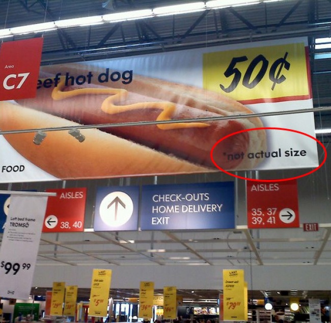 Dòng chữ trên tấm biển quảng cáo hot dog: 'Không phải kích cỡ thực'