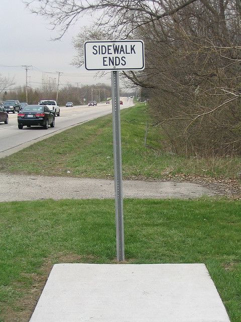 Tấm biển thông báo 'Hết đường đi bộ'