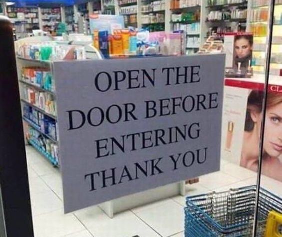 'Mở cửa trước khi đi vào'