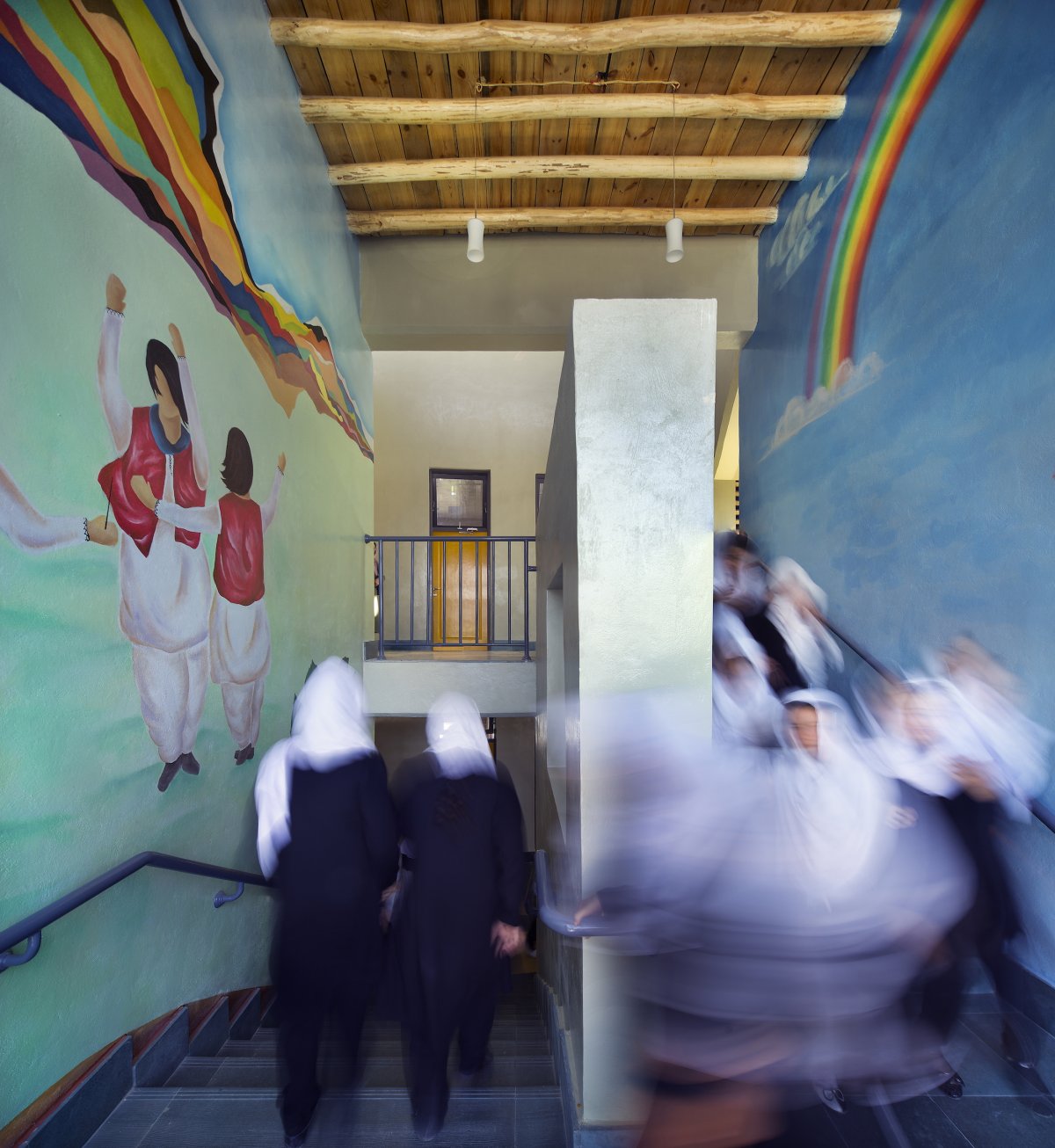 Các nữ họa sĩ đã vẽ tranh hai bên cầu thang trung tâm của trường