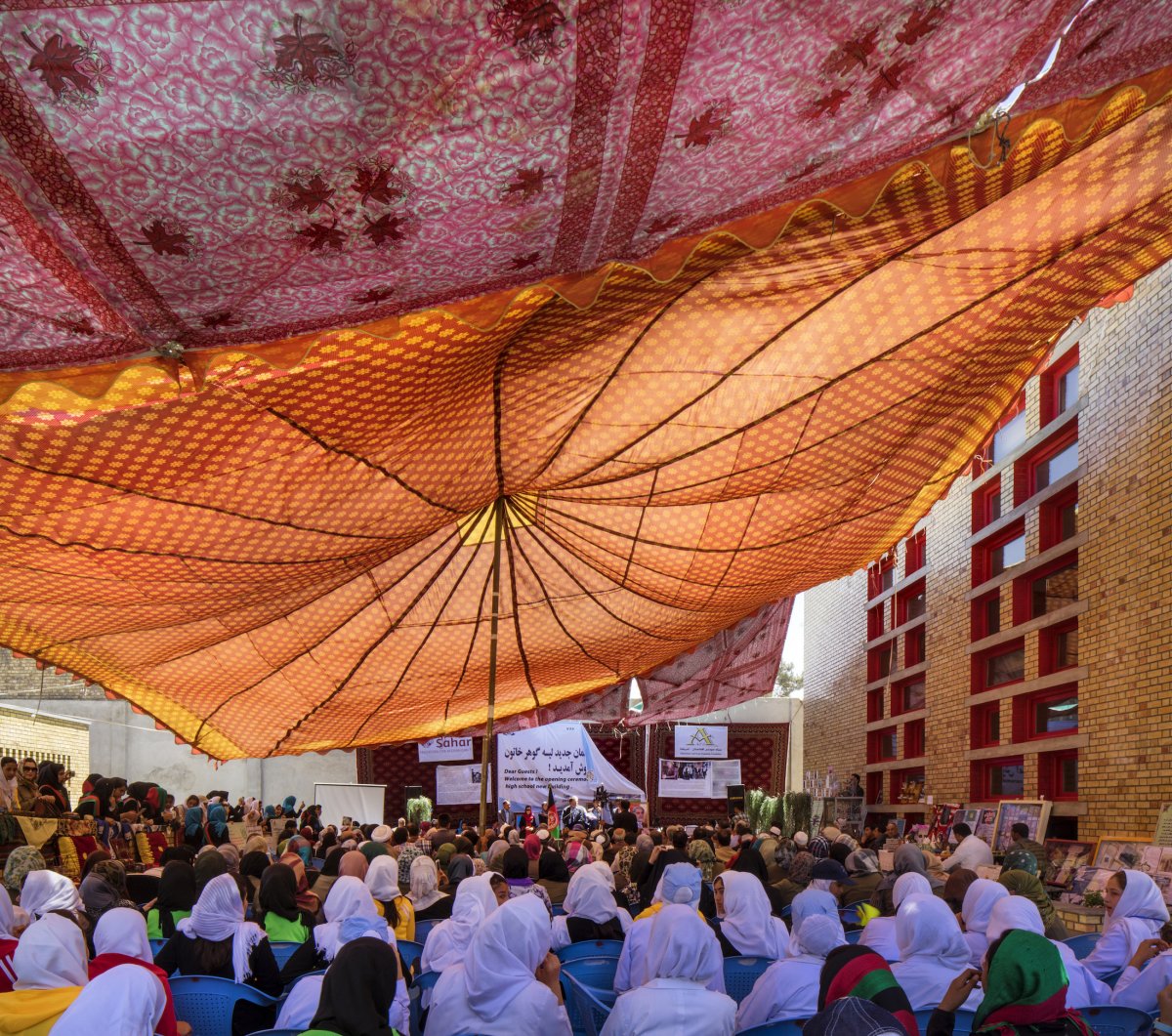 Hàng ngàn phụ nữ và trẻ em gái đến trường, với nhiệm vụ thúc đẩy việc hòa nhập giới ở Afghanistan