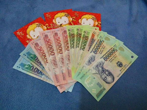   Lucky money /ˈlʌki/ /ˈmʌni/ (n): Tiền mừng tuổi  
