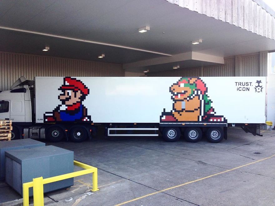 Một bức tranh trên thân xe tải