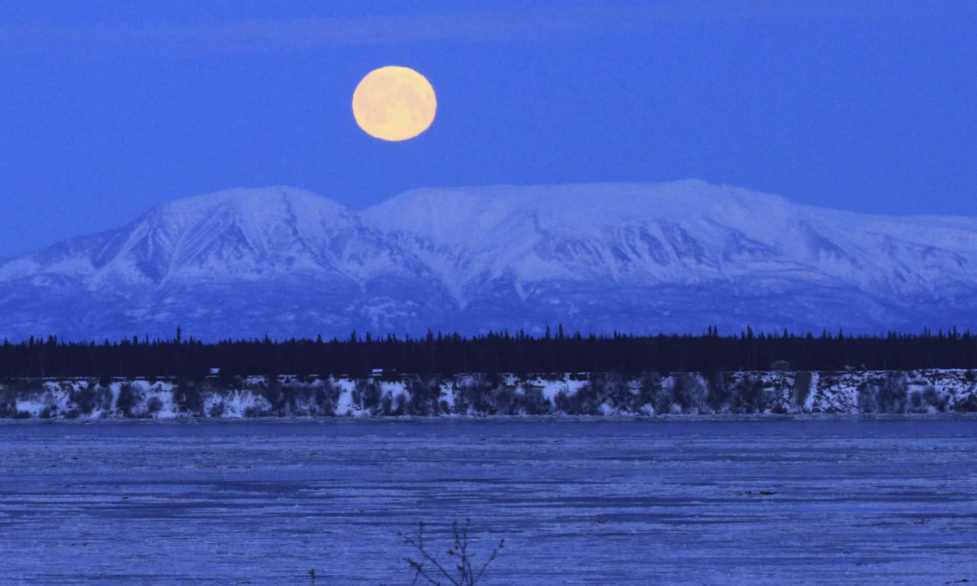 Trăng trên núi Susitna, Alaska - Ảnh Dan Joling/AP