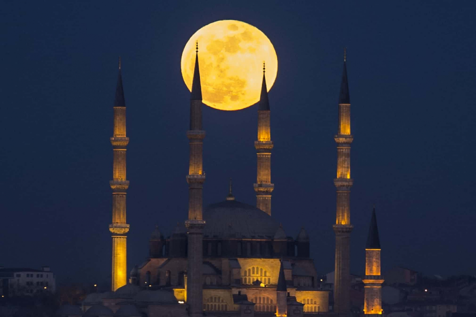 Trăng trên Nhà thờ Hồi giáo Selimiye, Thổ Nhĩ Kỳ - Ảnh Anadolu Agency/Getty Images