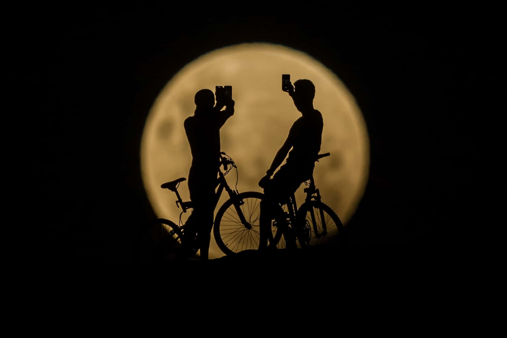 Những người đạp xe đạp chụp ảnh tại Lancelin, Úc - Ảnh Paul Kane/Getty Images