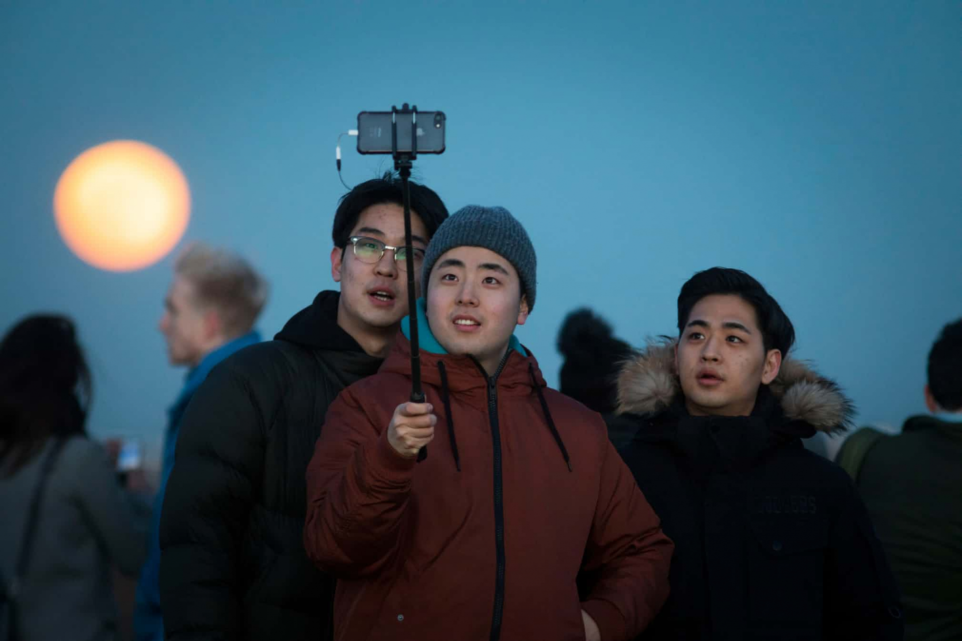 Selfie cùng trăng ở London - Ảnh David Levene của The Guardian