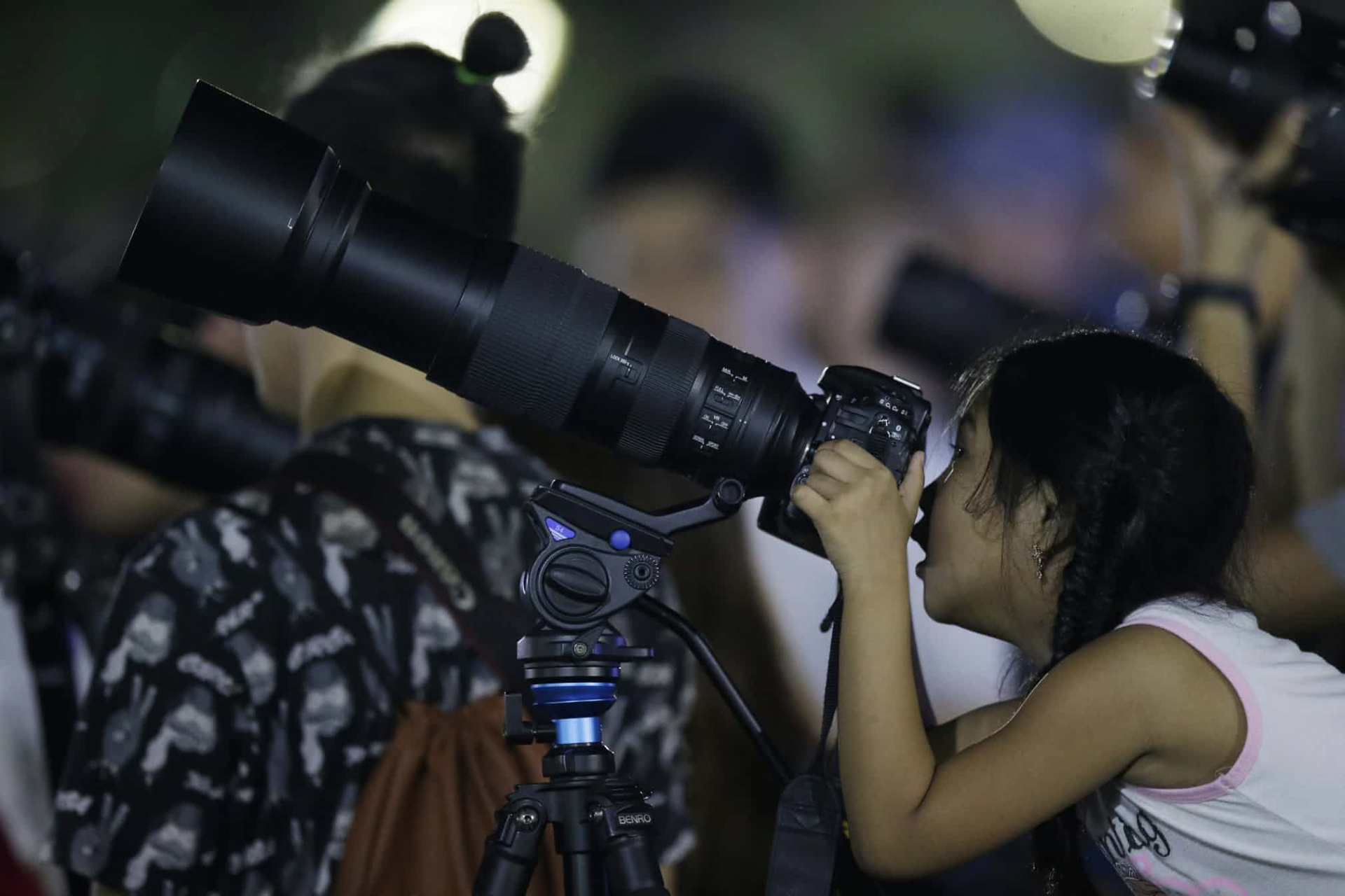 Cô bé ngắm trăng ở Manila, Philippines - Ảnh: Aaron Favila/AP