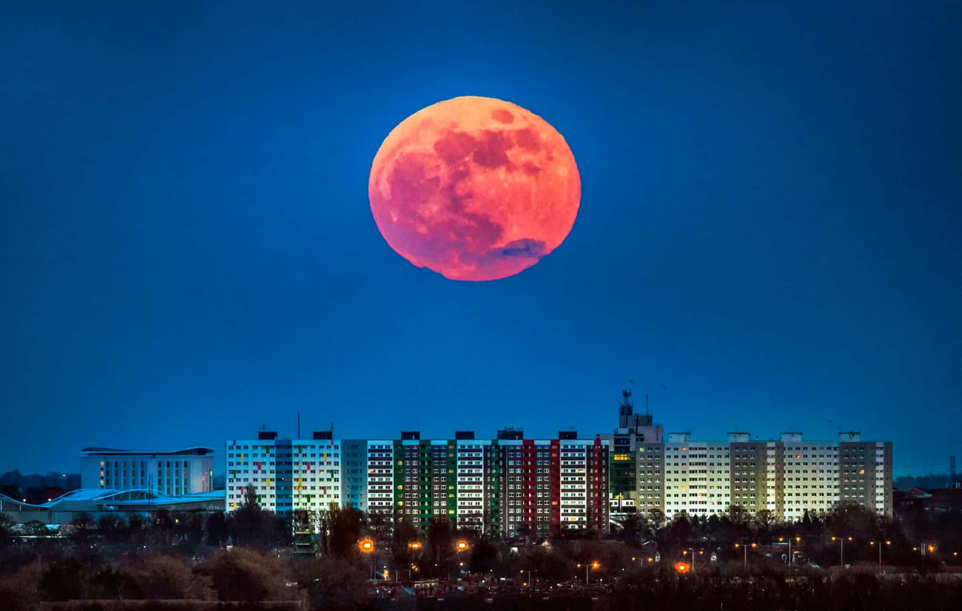 Siêu trăng xanh máu nhìn từ Hull, Mỹ - Ảnh Danny Lawson/PA