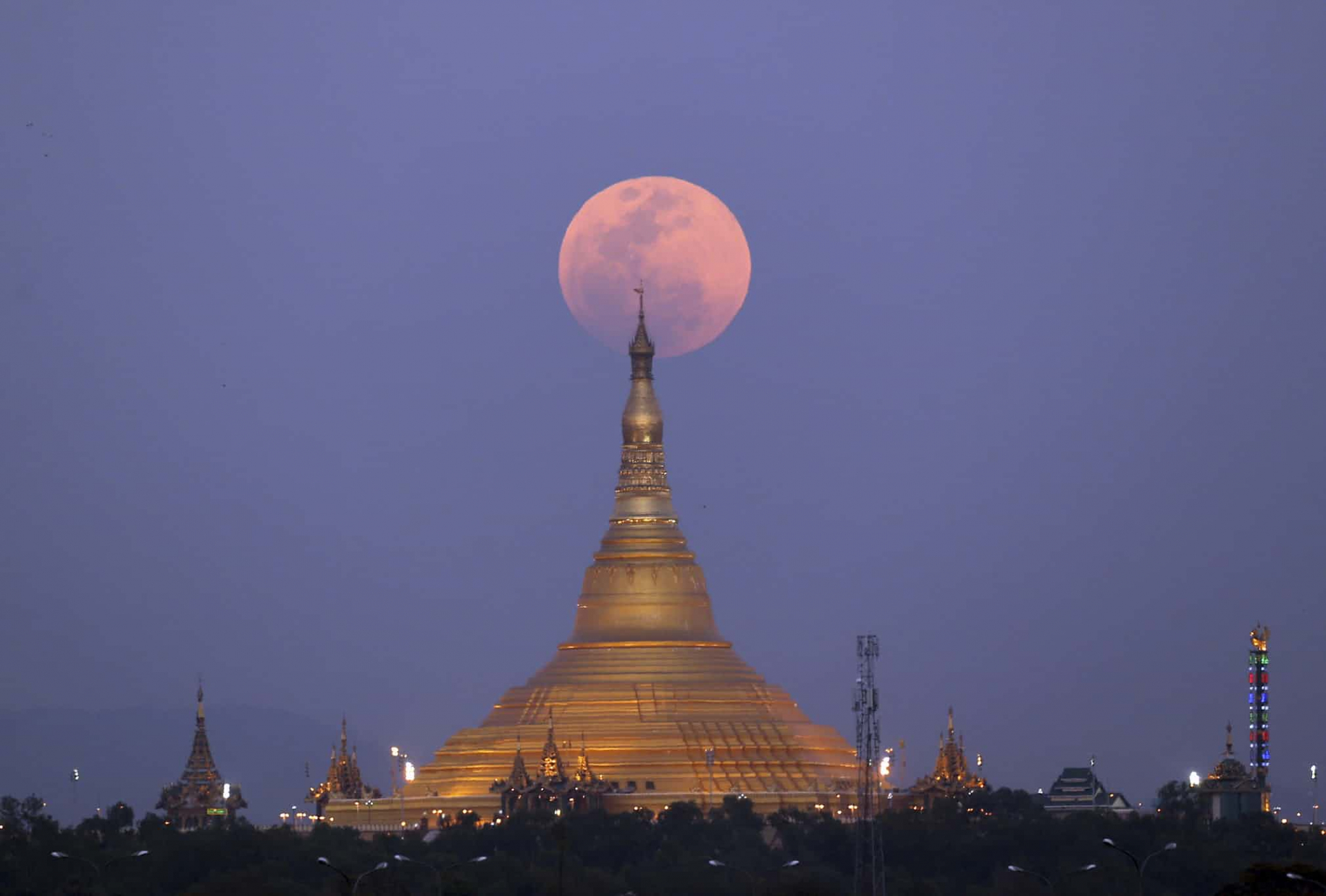 Trăng sau chùa Uppatasanti, Myanmar - Ảnh Aung Shine Oo/AP