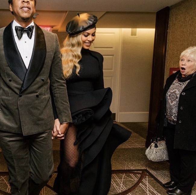Người phụ nữ này tình cờ lọt vào bức hình của Beyoncé và Jay-Z và sau đó đã trở thành người nổi tiếng trên Instagram
