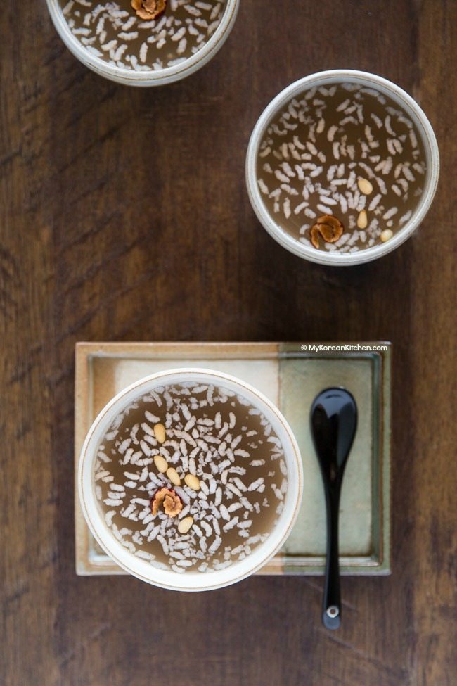 Sikhye là một đồ uống ngọt truyền thống làm từ gạo của người Hàn Quốc. Sikhye có hai loại: một loại không cồn và một loại có cồn. Nó có thể bao gồm cả hạt gạo đã nấu chín, hạt thông trong đó. Gừng và táo tàu là những nguyên liệu tạo hương vị chính
