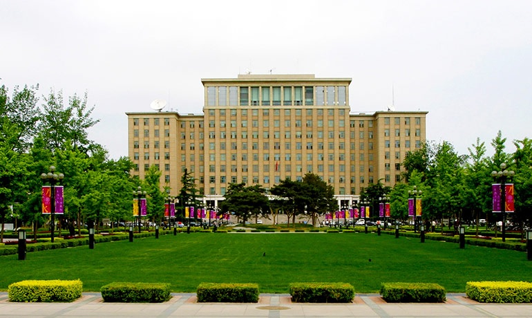 Đại học Thanh Hoa, là một trường đại học đa ngành, đa lĩnh vực ở Bắc Kinh, Trung Quốc. Đại học Thanh Hoa được xem là một trong những trường đại học danh tiếng nhất ở Trung Quốc và Châu Á