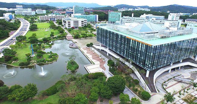 Viện Khoa học & Công nghệ tiên tiến Hàn Quốc được thành lập năm 1971 với tư cách là trường đại học đầu tiên của quốc gia chuyên về giáo dục và nghiên cứu khoa học kỹ thuật