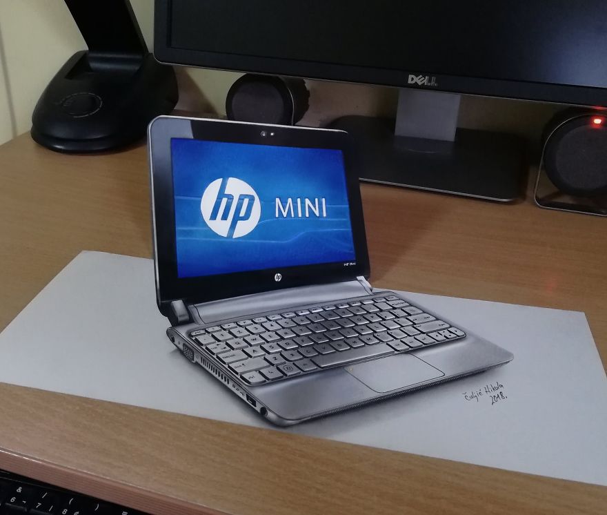 Bức vẽ laptop có kích cỡ bằng laptop thật