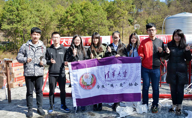 Các sinh viên Đại học Thanh Hoa đi làm tình nguyện