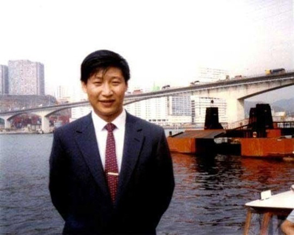 Tập Cận Bình từng là sinh viên ưu tú ngành Kỹ sư Hoá tại Thanh Hoa từ năm 1974 đến 1979