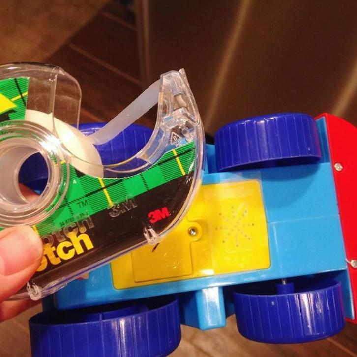Dùng băng dính dán phần loa của các đồ chơi để giảm âm