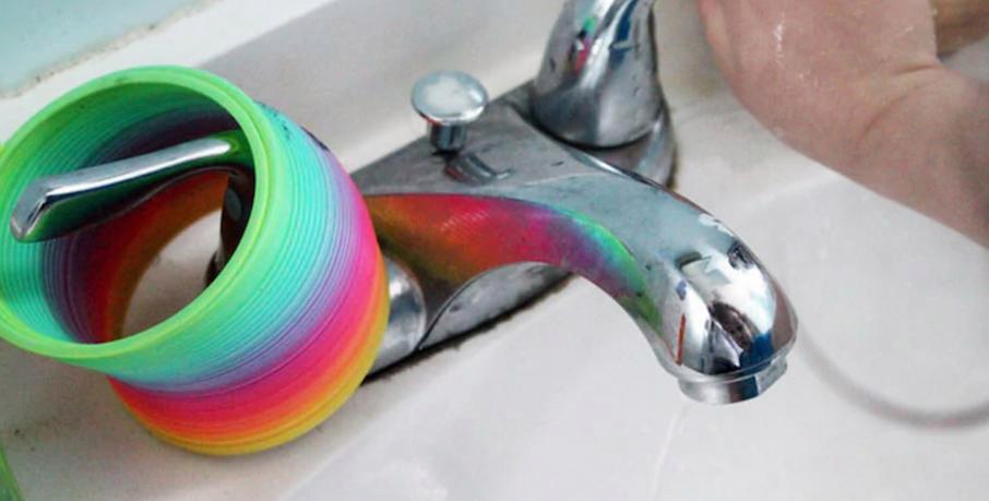 Dùng lò xo cầu vồng chặn van nước nóng để tránh trẻ bị bỏng khi tự rửa tay