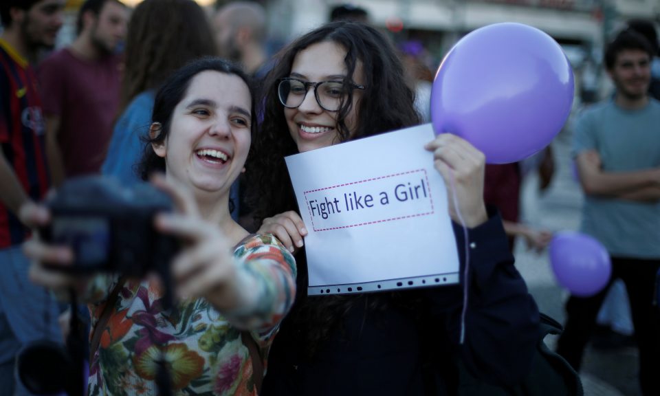   Phụ nữ xuống đường đòi quyền bình đẳng ở Lisbon, Bồ Đào Nha - Ảnh: Reuters/Rafael Marchante  