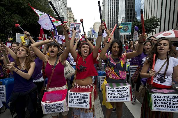   Phụ nữ Brazil cũng nhiệt tình tham gia tuần hành tại đại lộ Paulista, Sao Paulo, Brazil vào ngày 8/3 - Ảnh: Getty Images  