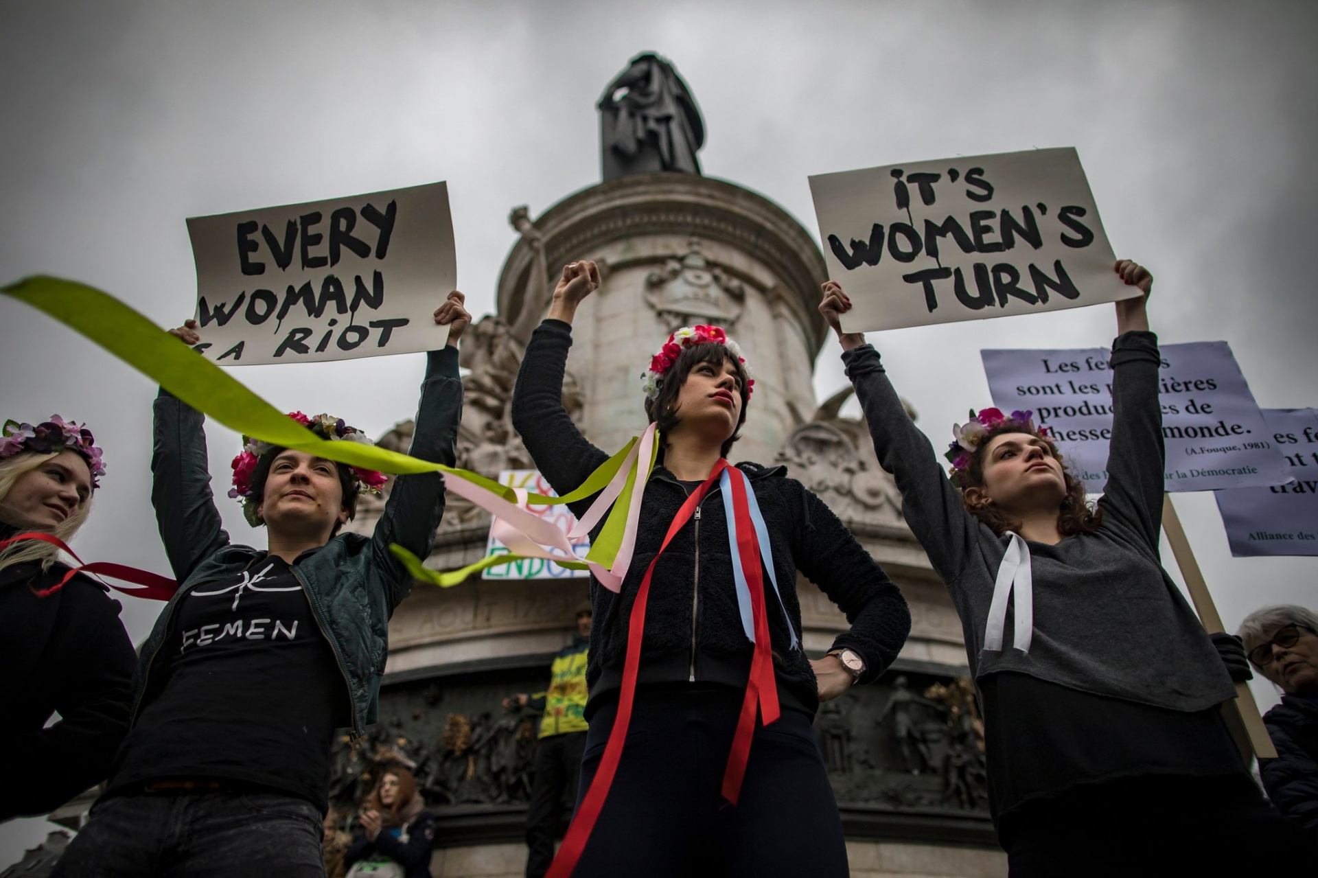   Một cuộc biểu tình đòi nữ quyền ở Paris - Ảnh: Ian Langsdon/European Pressphoto Agency  