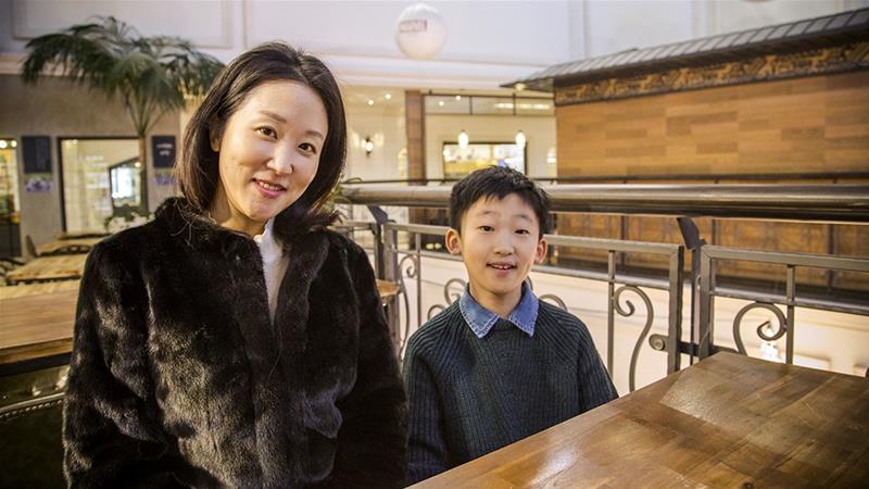 Mẹ đơn thân Hwang Hee-jung đã chuyển con trai từ học trường Hàn Quốc sang trường quốc tế (Ảnh: Faras Ghani/Al Jazeera)