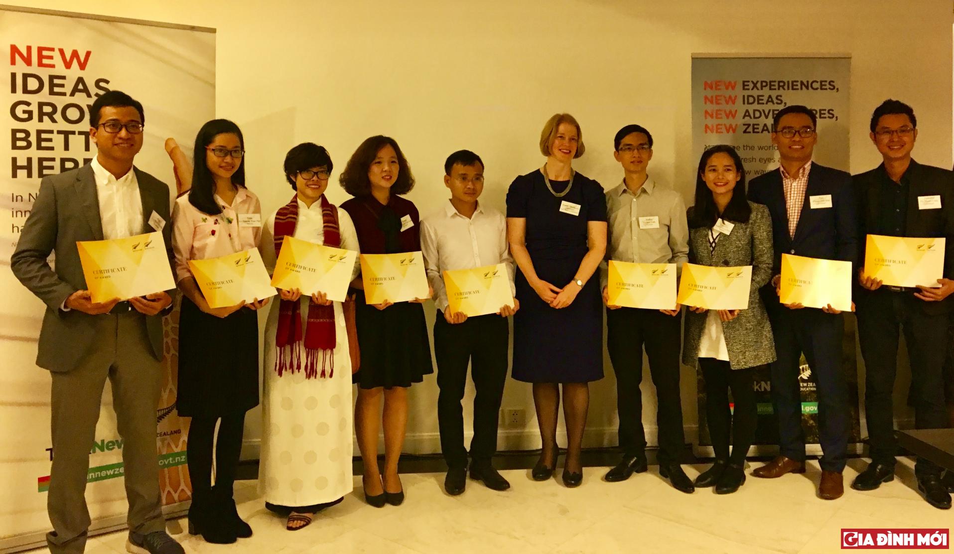 Đại sứ New Zealand tại Việt Nam (thứ 5 từ phải sang) tại buổi công bố kết quả và trao học bổng ASEAN cho sinh viên Việt Nam (tháng 1/2018)