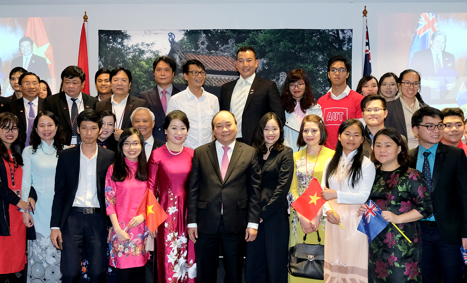 Thủ tướng và Phu nhân cùng các sinh viên Việt Nam đang học tập tại New Zealand - Ảnh: VGP/Quang Hiếu