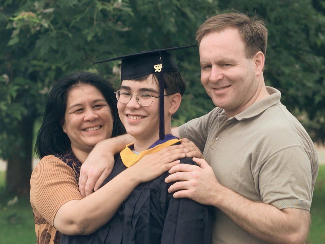 Kearney chụp ảnh cùng bố mẹ (1998) khi tốt nghiệp thạc sĩ 