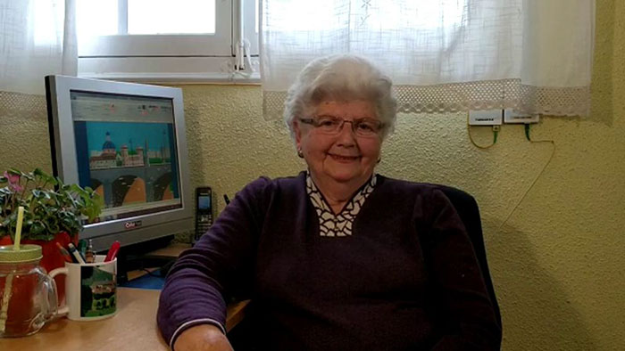 Cụ bà 87 tuổi Concha Garcia Zaera thường vẽ tranh chỉ bằng con chuột trên máy tính với ứng dụng đồ họa Microsoft Paint